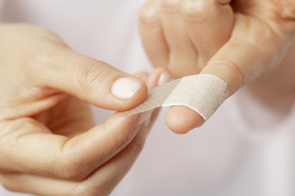 使用柔性皮肤粘合剂的粘贴绷带有助于减轻疼痛和刺激性